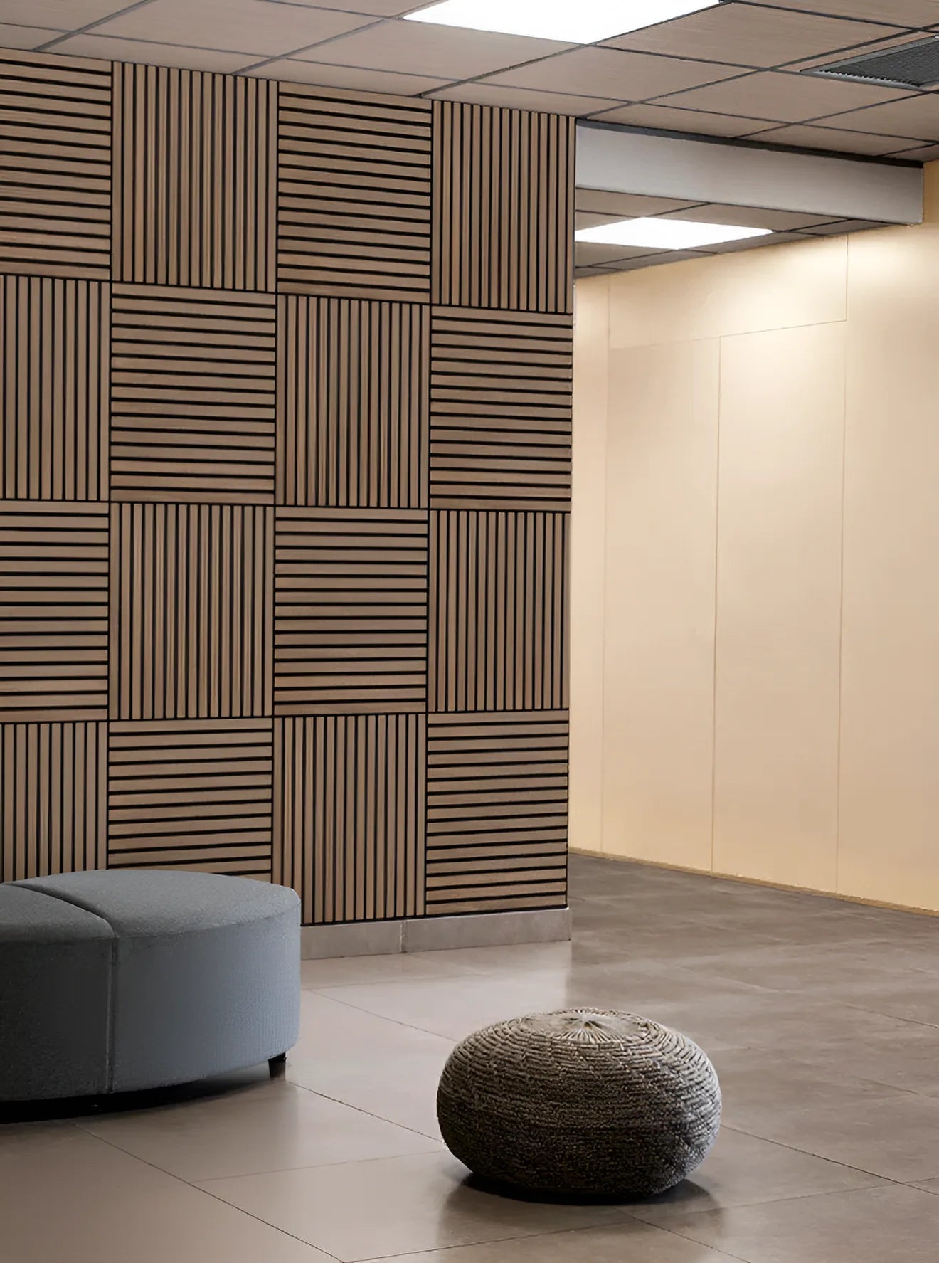 Revestimiento-de-Pared-3D-Palilleria-Acustica-Autoadhesiva-cuadrado-Roble-Ahumado-sala