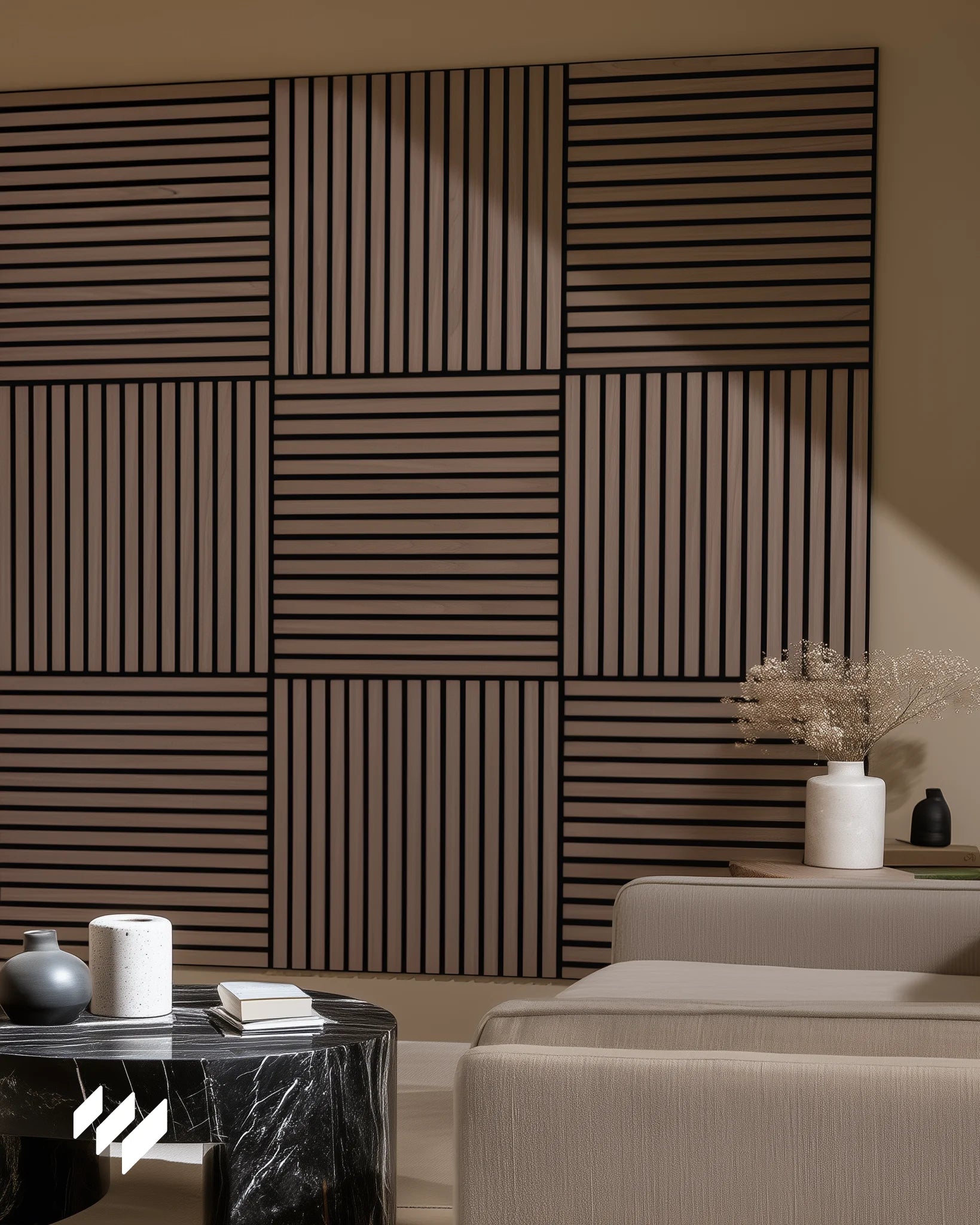 Espacio de lectura o descanso decorado con panel acústico autoadhesivo de listones en Roble Ahumado, bañado por luz natural que resalta su acabado mate texturizado y vetas en relieve.