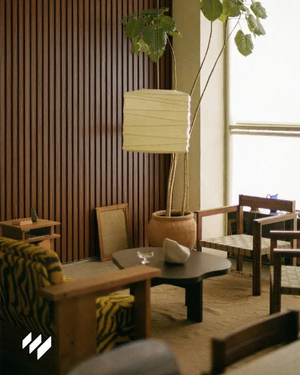 Salón de estilo retro con panel acústico de listones Roble Ahumado de Revestimientos Pared como fondo principal