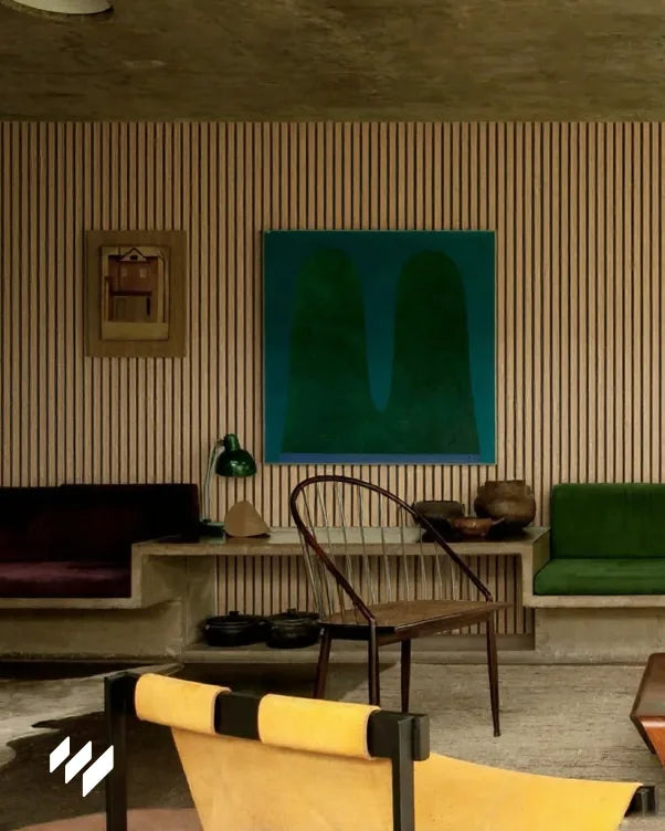 Salón estilo retro decorado con panel de listones en roble natural de revestimientos pared, obras de arte abstracto y lámpara verde clásica.