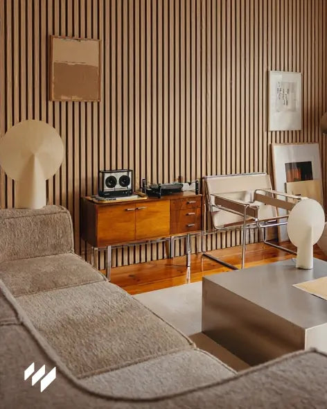 Sala de estar de estilo mid-century con pared revestida en listones acústicos de roble natural  de revestimientos pared y muebles de madera vintage.