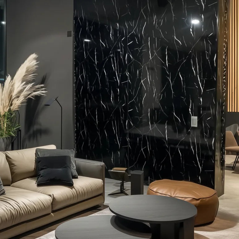 Pared decorativa con Panel WPC Alto Brillo efecto Mármol Negro Marquina en salón contemporáneo, combinando el brillo del mármol negro con un mobiliario cálido y elegante.