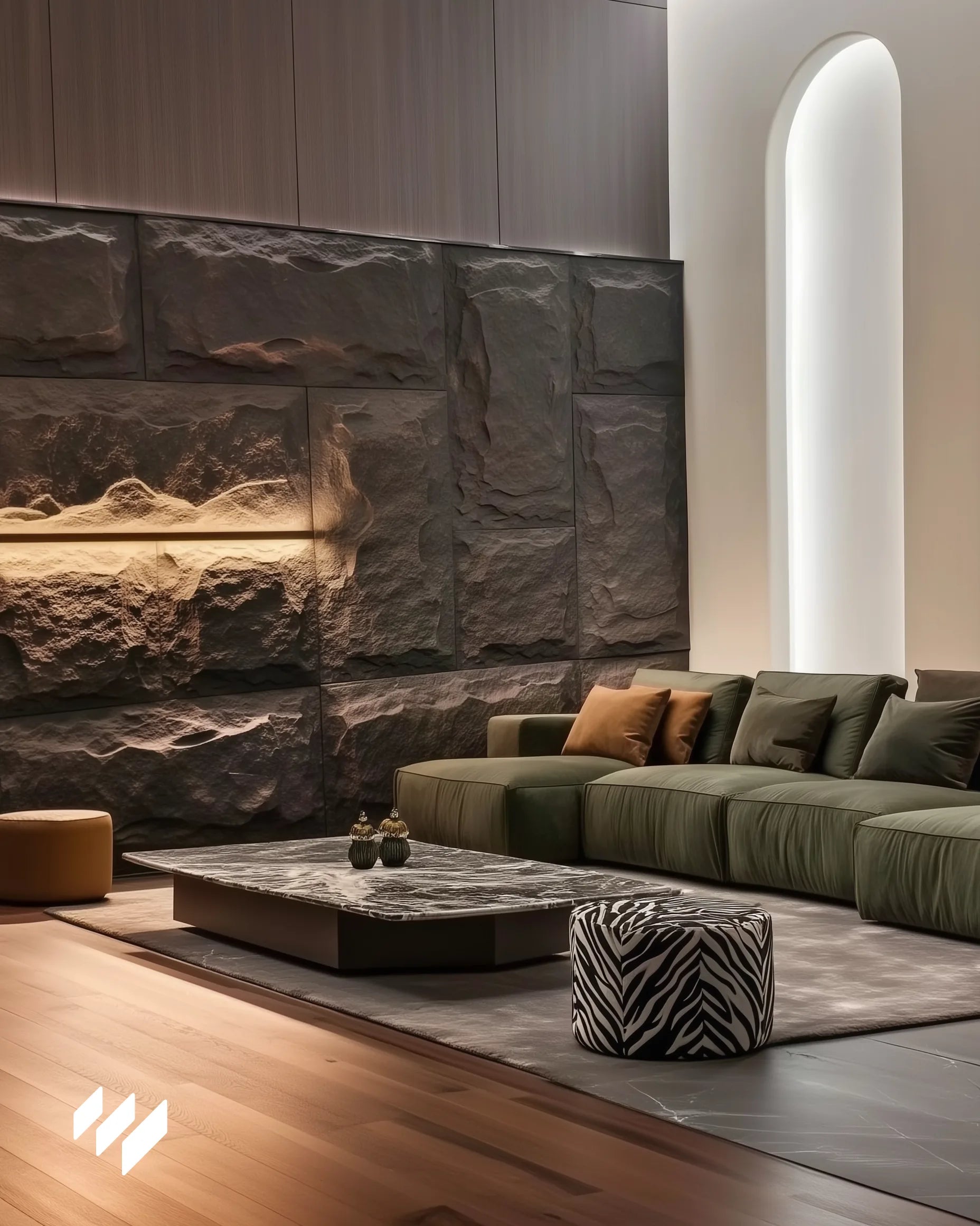 Salón elegante con revestimiento PU efecto piedra Negro Basalto de Revestimientos Pared, combinado con sofá verde oliva y luz ambiental cálida.