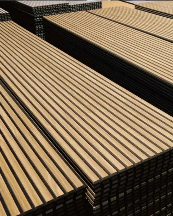 Paneles acústicos slatwall de Revestimientos Pared apilados en el almacén, listos para su distribución.