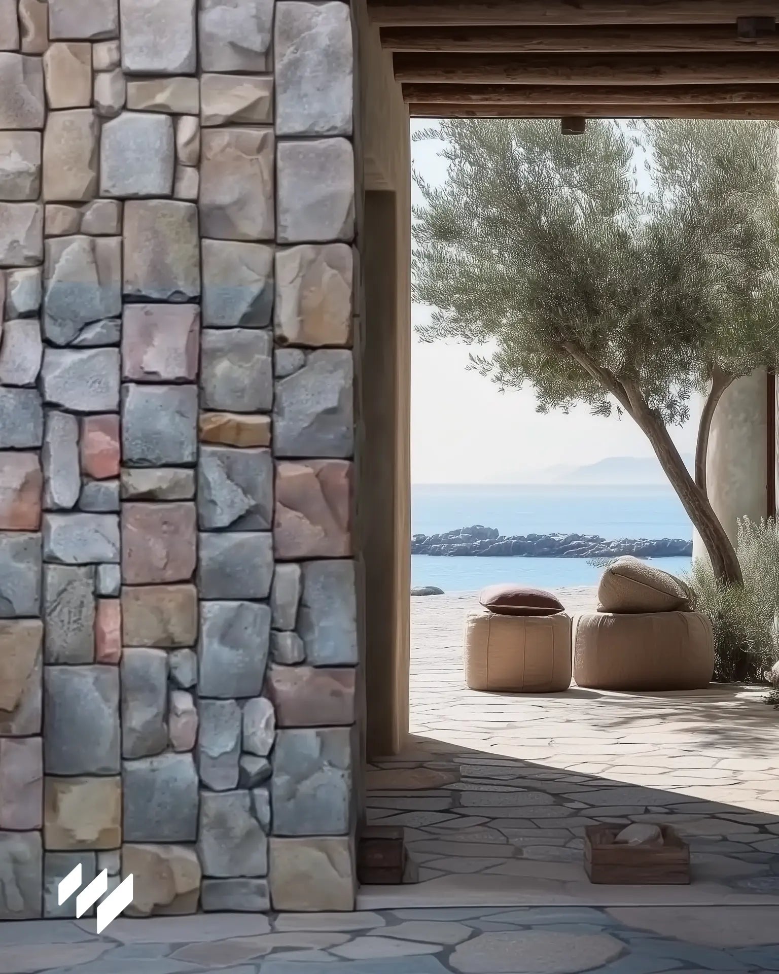 Pared exterior revestida con panel decorativo PU efecto piedra rústica color pizarra, en una villa junto al mar