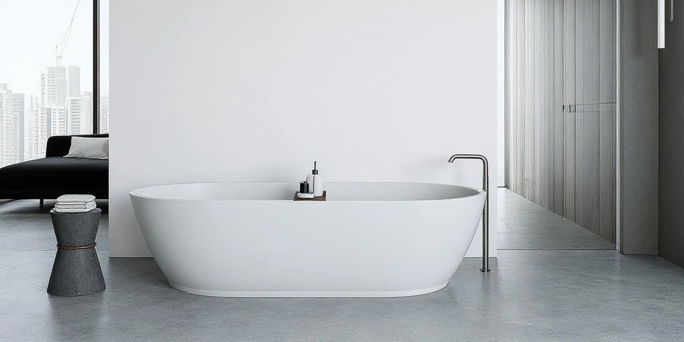 Baño moderno con pared blanca lisa antes de la instalación del panel SPC efecto terrazo.