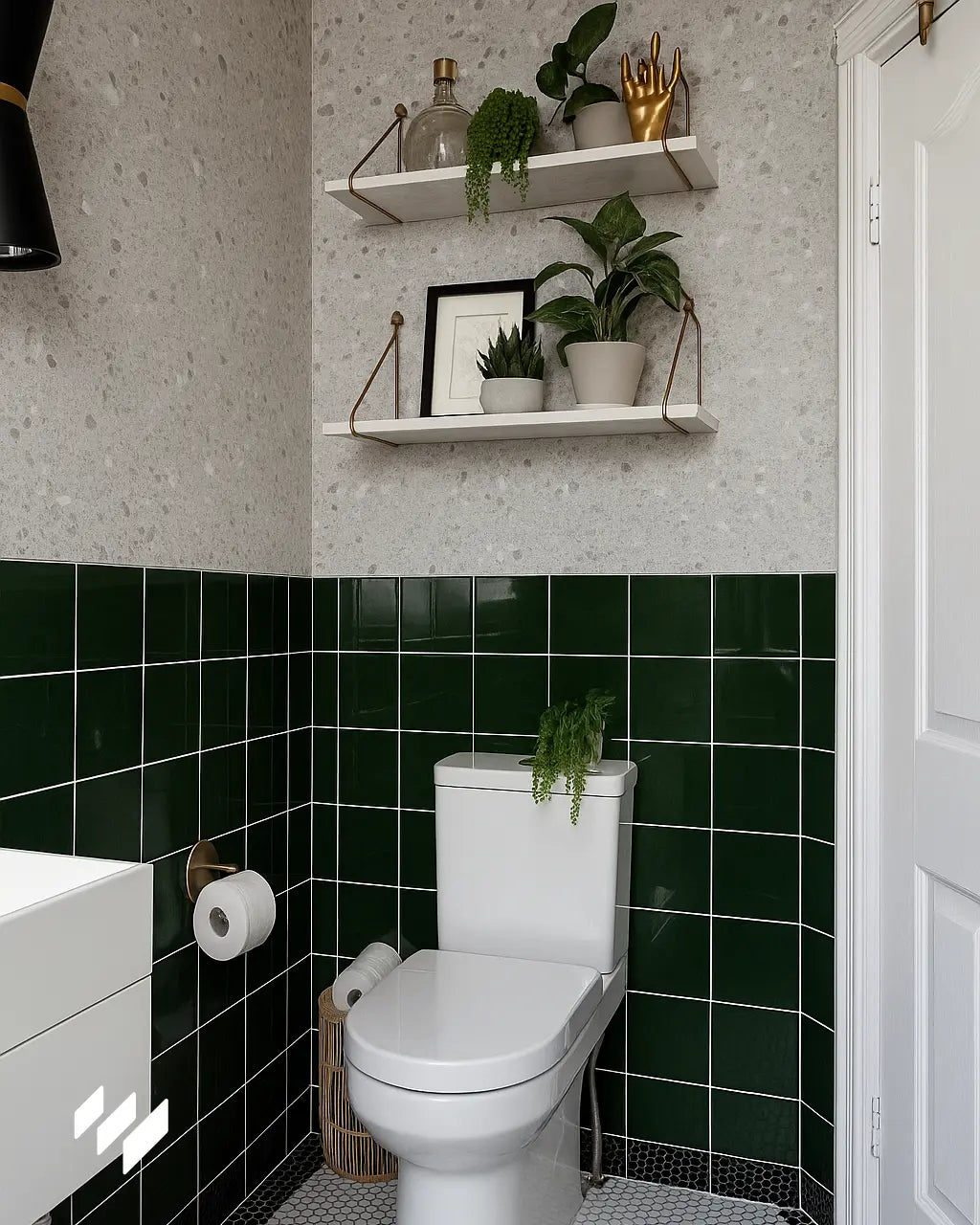Aseo contemporáneo con panel SPC efecto terrazo en la pared superior y azulejos verdes en la parte inferior, decorado con estantes y plantas.