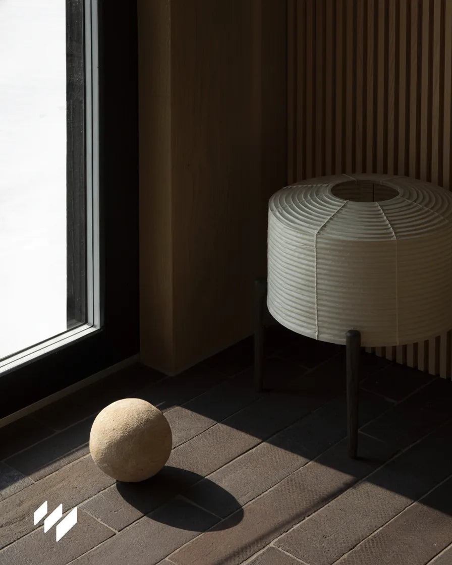 Juego de luz y sombra sobre panel decorativo WPC Roble Nórdico de Revestimientos Pared, resaltando textura y acabado natural.