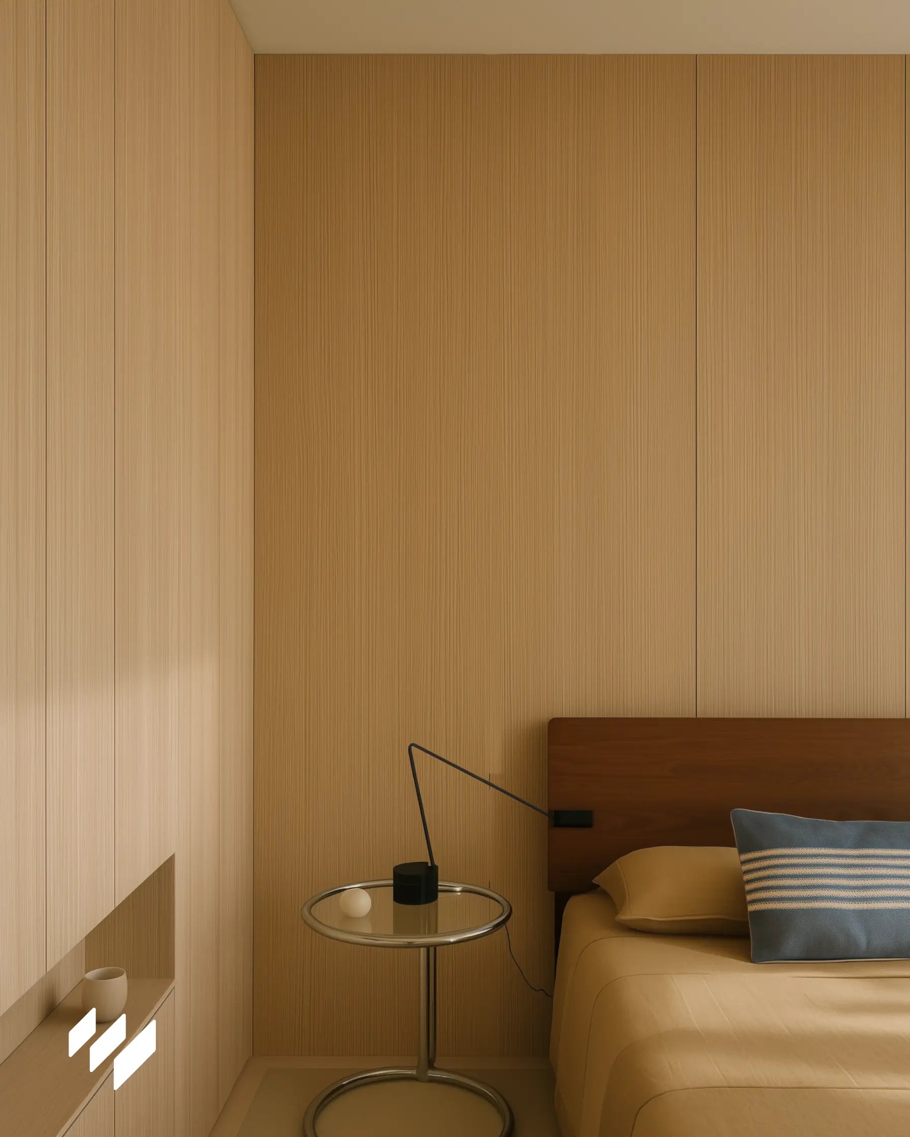 Dormitorio minimalista con pared revestida de panel WPC efecto madera Roble Natural, cabecero de madera y mesilla metálica moderna.