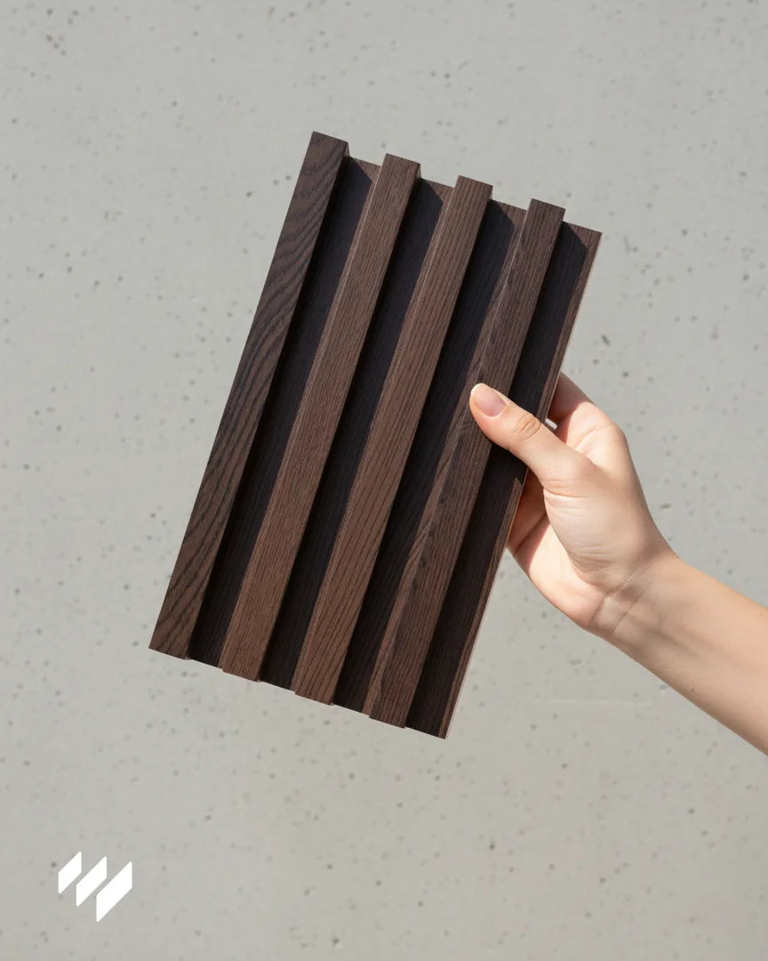 Muestra del revestimiento de pared de listones 3D WPC Nogal Oscuro de Revestimientos Pared, con acabado profundo y elegante en tono nogal.