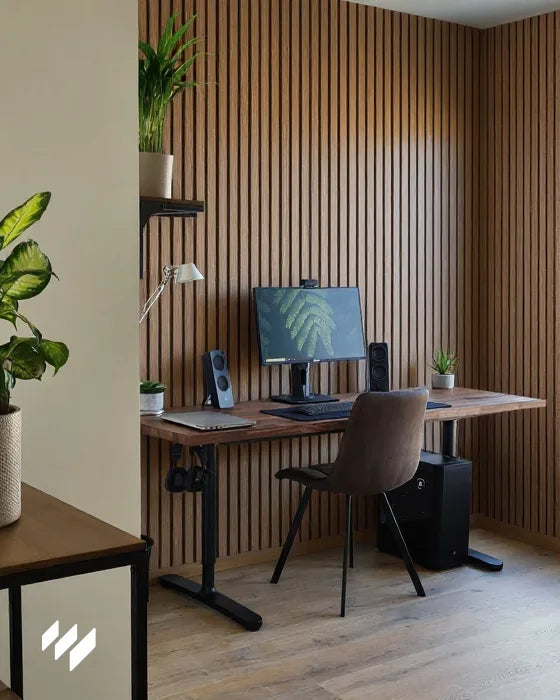  Oficina en casa con pared revestida de panel acústico de listones en roble natural de revestimientos pared y escritorio con monitor.