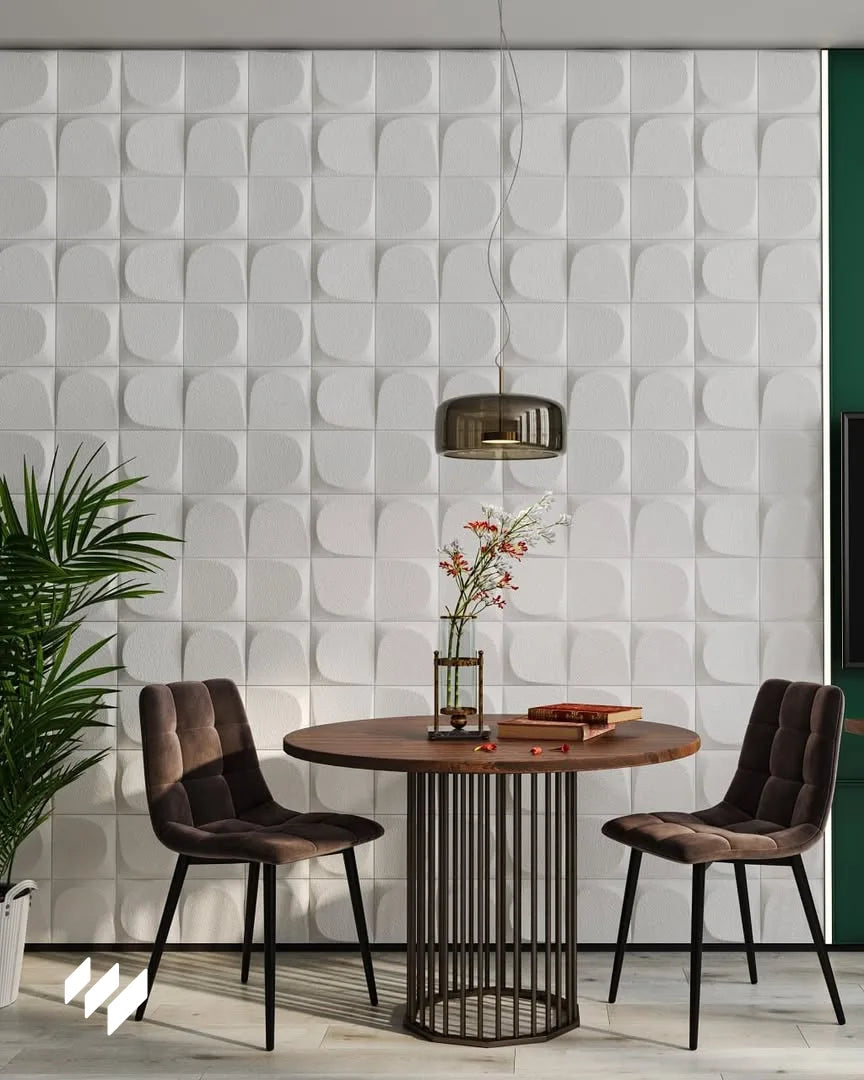 Pared decorada con Panel decorativo 3D de PU efecto Almohadillado blanco de Revestimientos Pared en un comedor moderno con mesa redonda de madera, ofreciendo ideas para interiores elegantes.