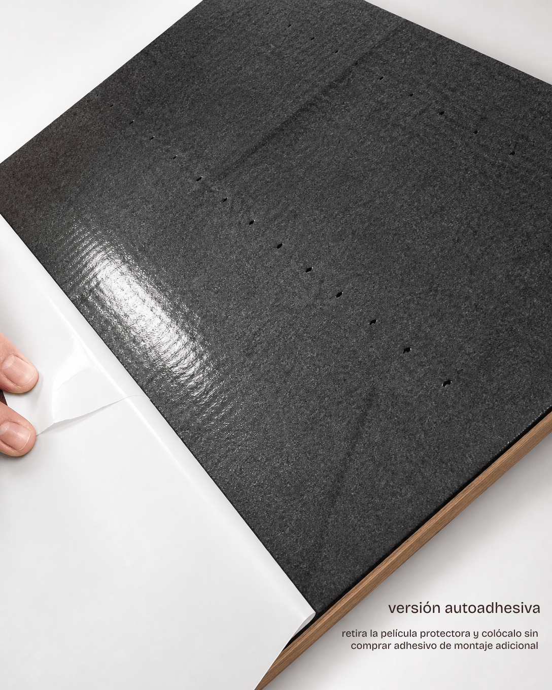 Reverso del panel acústico de listones Serena Roble Natural con la película protectora parcialmente retirada para su instalación autoadhesiva.