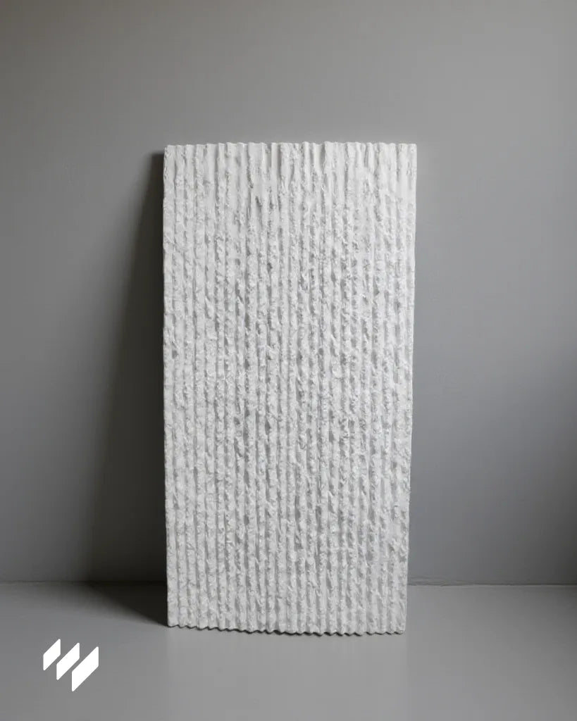 Vista de detalle del Panel decorativo 3D de PU efecto piedra acanalada blanco de Revestimientos Pared, mostrando su textura tridimensional, ofreciendo ideas para decoración de interiores modernas.