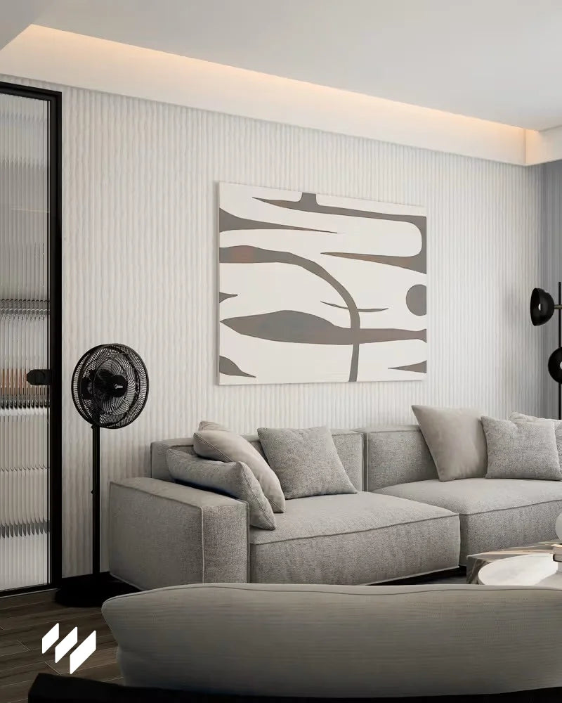 Inspiración de salón moderno con Panel decorativo 3D de PU efecto piedra acanalada blanco de Revestimientos Pared, combinado con sofá gris y arte abstracto, ofreciendo ideas para un diseño elegante y minimalista.