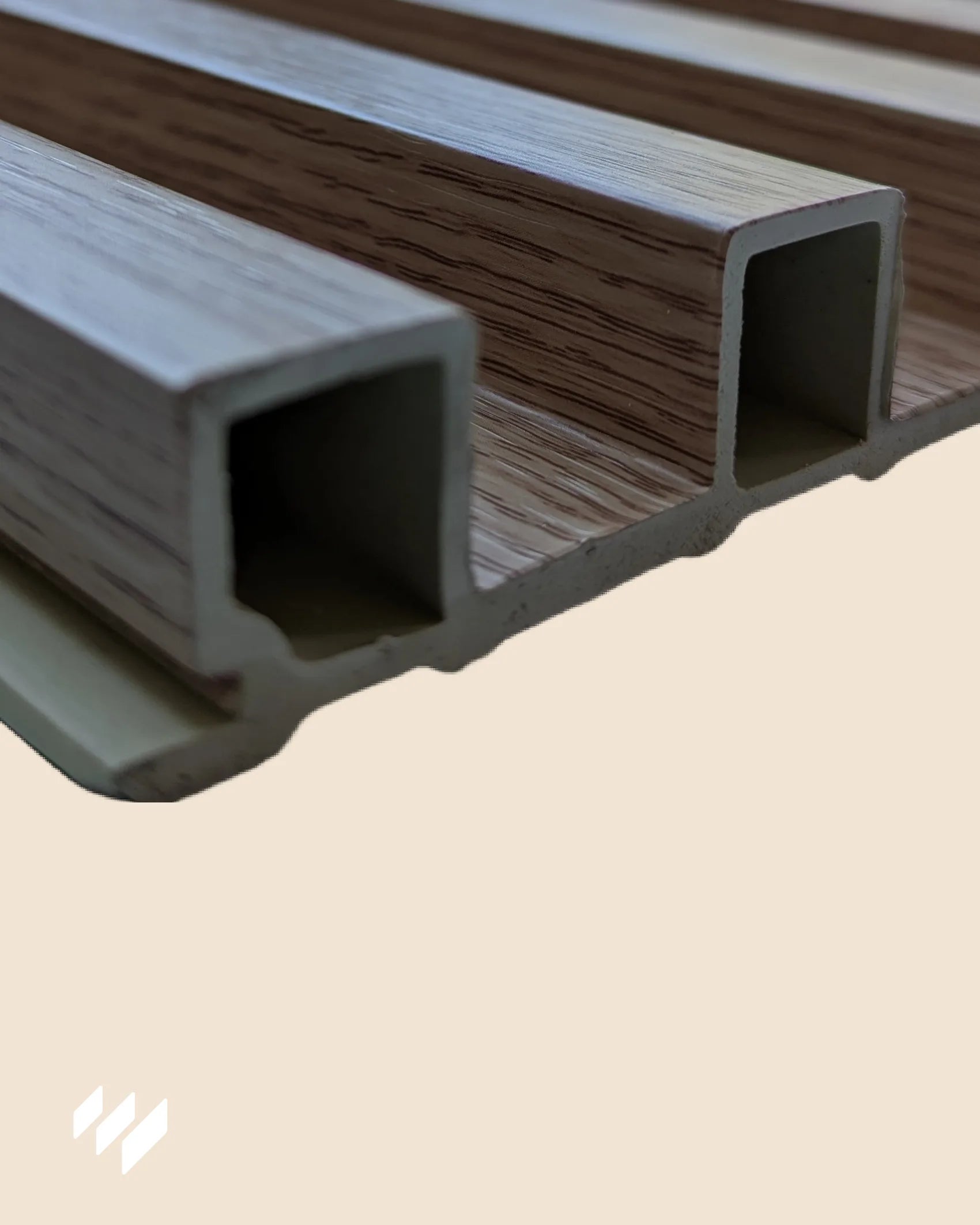 Detalle en primer plano del panel decorativo de listones 3D WPC Roble Nórdico de Revestimientos Pared, mostrando textura y estructura hueca.