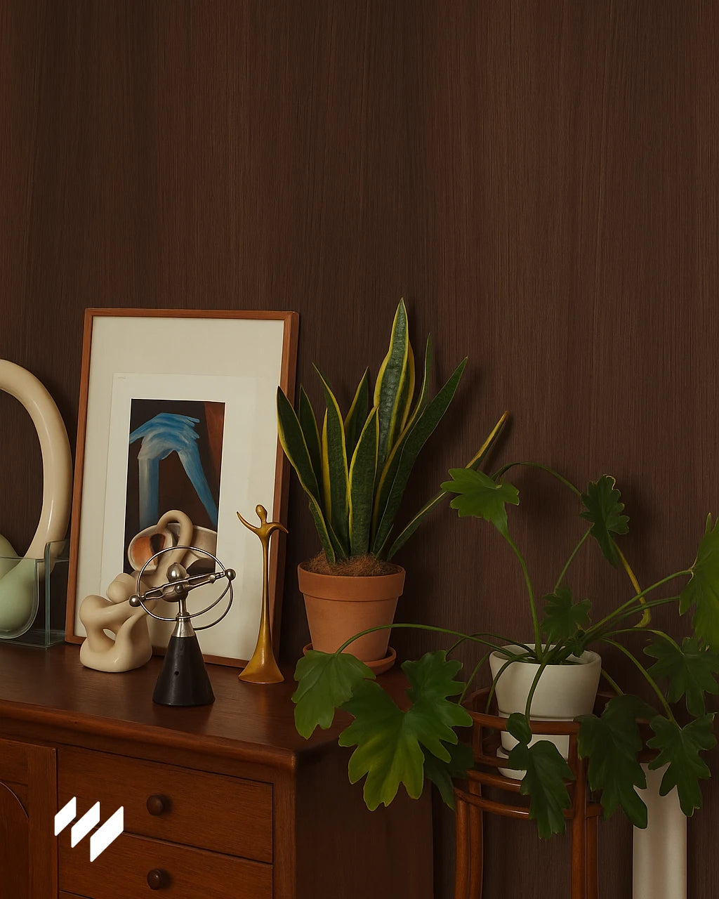 Panel decorativo WPC Roble Nocturno en zona de entrada decorada con plantas verdes, esculturas orgánicas y aparador de madera.