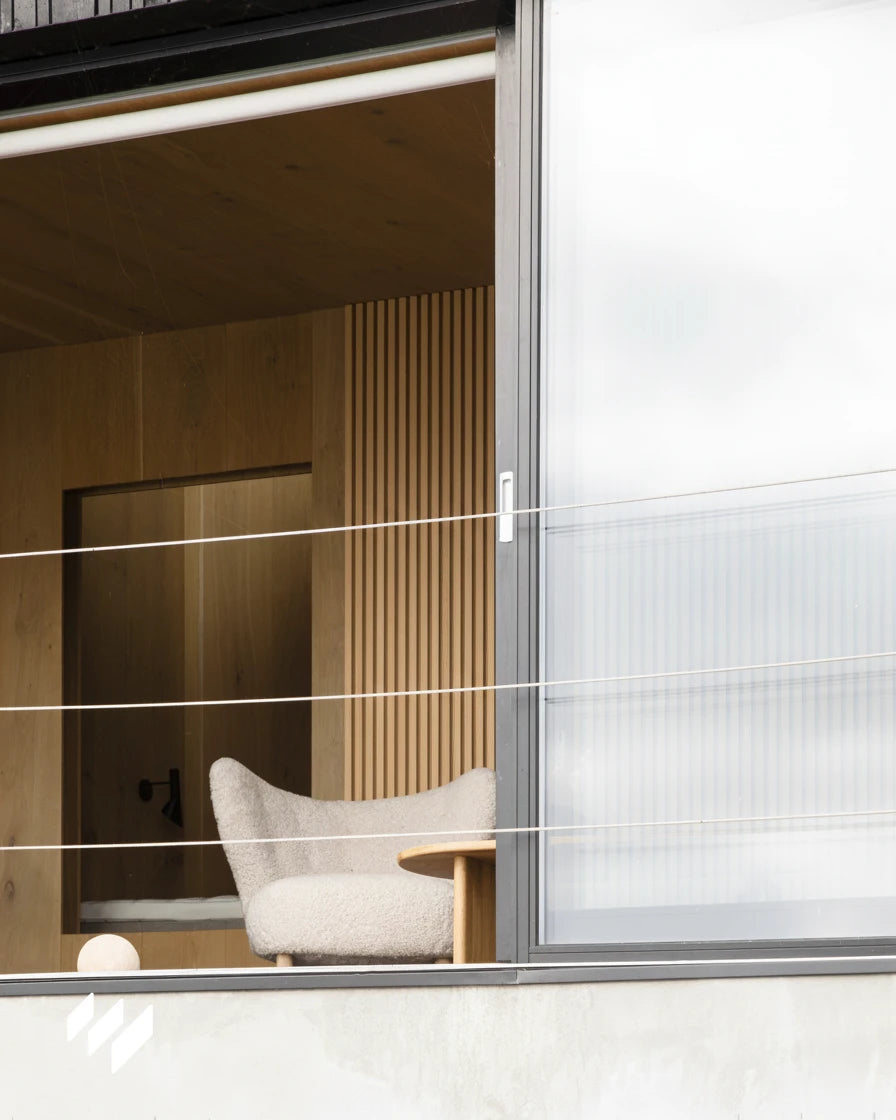 Panel WPC Roble Nórdico de Revestimientos Pared aplicado en terraza acristalada, aportando calidez y textura natural.