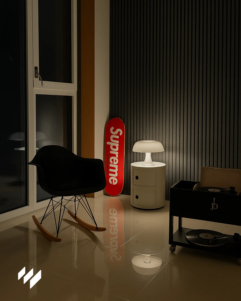 Rincón moderno con paneles decorativos de listones WPC Gris Carbón Espiga, iluminación cálida y estilo minimalista nocturno.