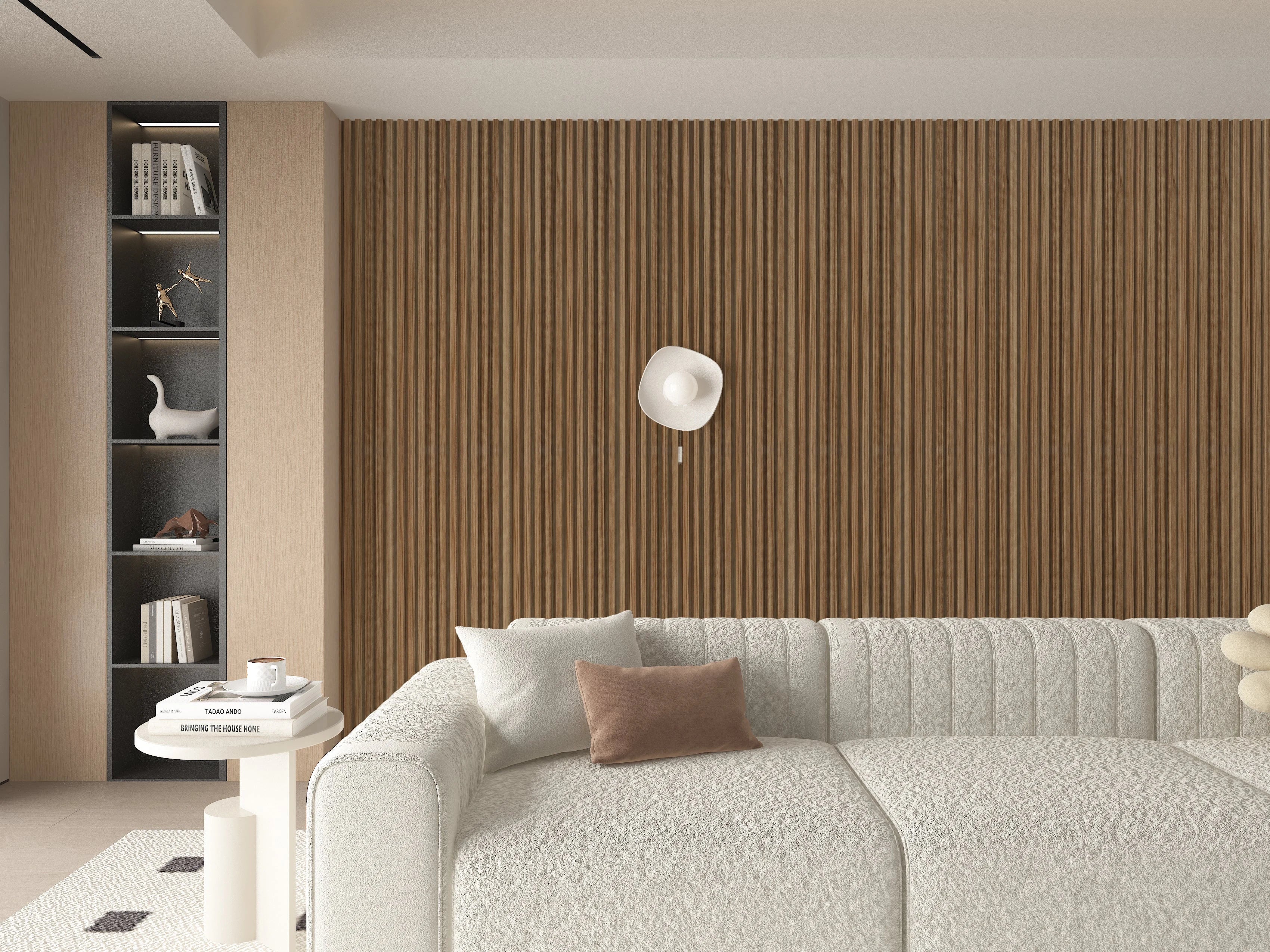 Revestimiento de pared con listones WPC Roble Miel en un salón minimalista de tonos cálidos en Bilbao.