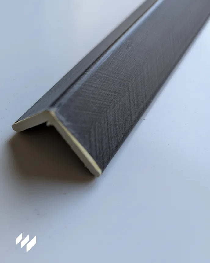 Perfil en ángulo L WPC Linnea color gris carbón espiga visto desde el frente – revestimientos pared Revestimientos Pared