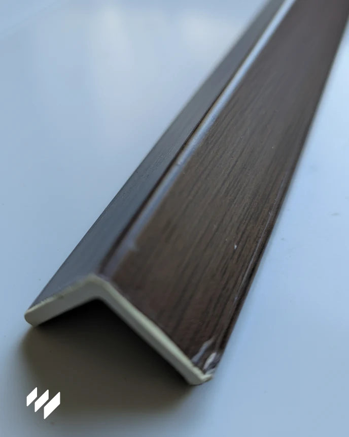 Perfil de ángulo (L) WPC Linnea Nogal Oscuro visto desde el frente – accesorio para esquinas de revestimientos de pared de Revestimientos Pared.