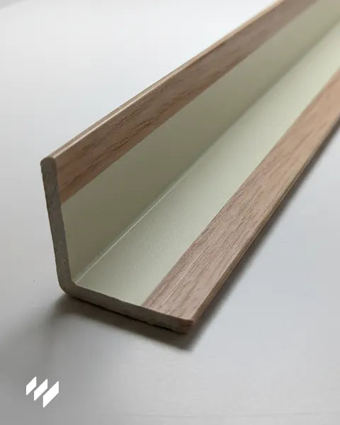 Vista interior del Perfil de Ángulo (L) WPC Linnea Roble Nórdico de revestimientos pared, mostrando el ángulo y acabado interior.