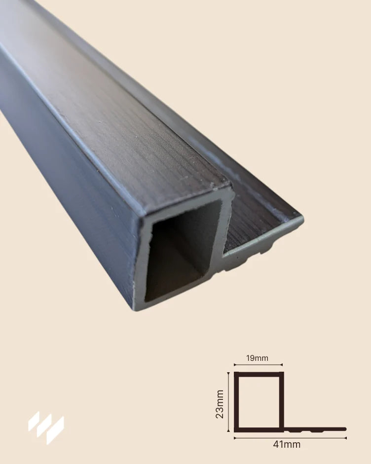 Perfil de inicio WPC Linnea Nogal Oscuro con dimensiones 300 cm × 4,1 cm × 2,3 cm – detalle técnico de Revestimientos Pared.