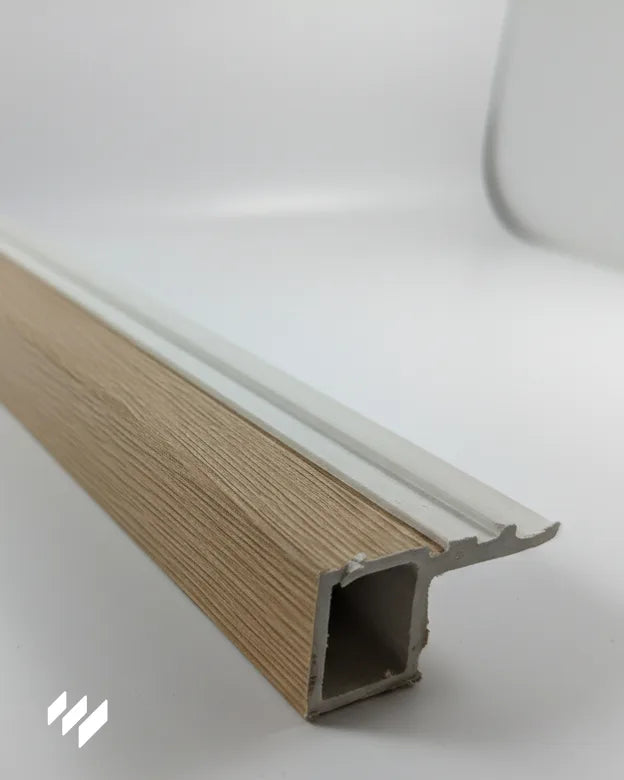Perfil de inicio WPC Linnea Roble Miel para paneles de listones, vista trasera – Revestimientos Pared