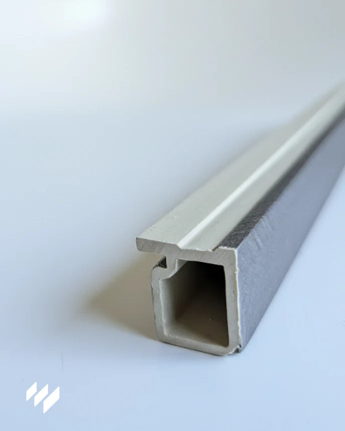 Parte trasera del perfil de remate final WPC Linnea gris carbón espiga para paneles de listones – Revestimientos Pared