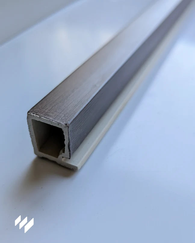 Perfil de remate final WPC Linnea Nogal Oscuro visto desde el frente – acabado para revestimientos de pared de listones de Revestimientos Pared.