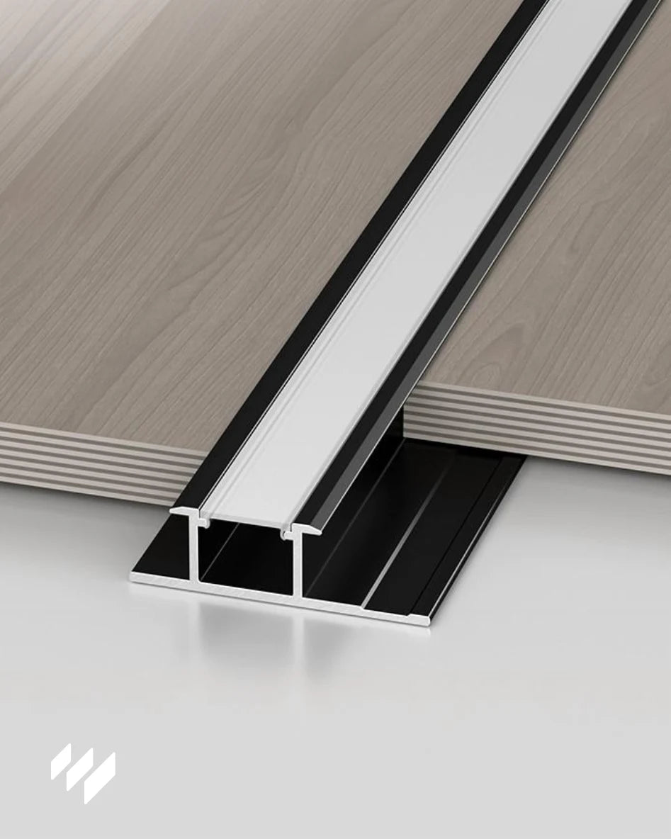 Ejemplo de instalación del perfil para tira LED de aluminio negro mate entre paneles decorativos, imagen de revestimientos pared.