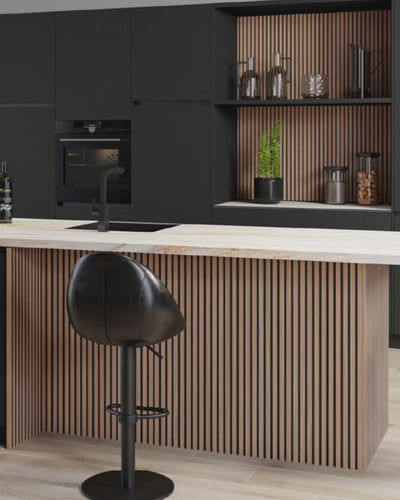 Inspiración de cocina con Panel Acústico de Listones Roble Natural de Revestimientos Pared, en un diseño moderno y elegante con contraste en negro mate, ofreciendo ideas para decoración de interiores de estilo contemporáneo.
