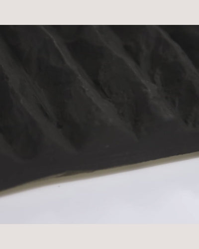 revestimiento-pared-efecto-piedra-acanalada-negro-detalle-video