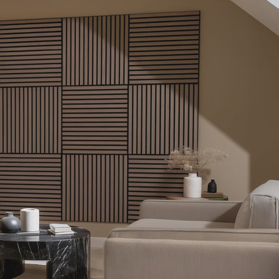 Revestimiento de Pared 3D Palillería Acústica Autoadhesiva cuadrado Roble Ahumado en Una acogedora sala de estar moderna