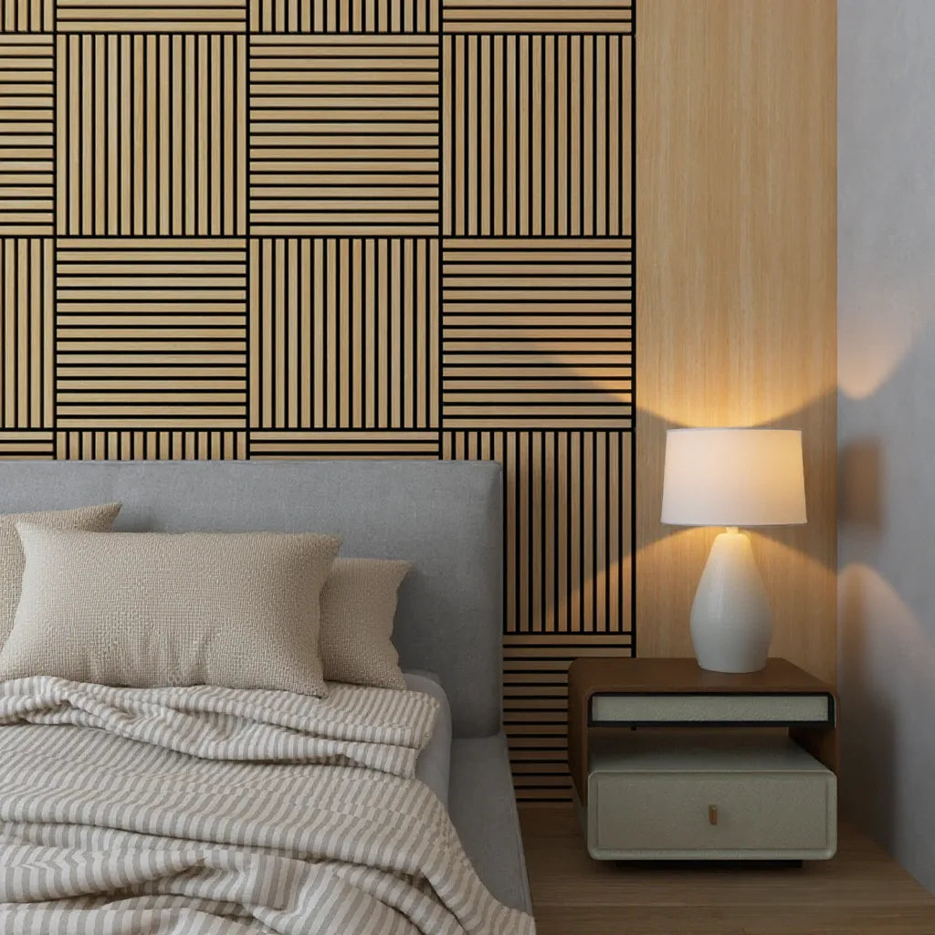 Revestimiento acústico de listones en Roble Natural aplicado en la pared del cabecero de una cama en un dormitorio cálido y acogedor.