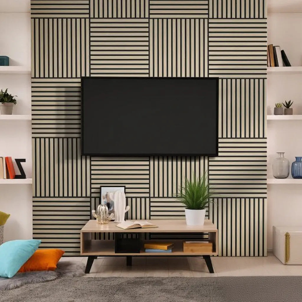 Panel acústico autoadhesivo de listones en color Roble Natural instalado en la pared trasera del televisor en un salón moderno, creando un efecto decorativo y acústico elegante.