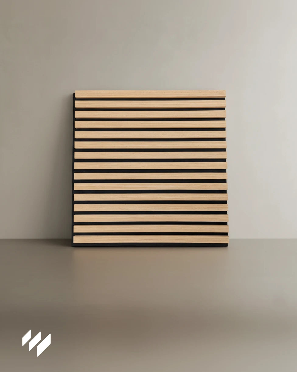 Vista frontal del panel acústico autoadhesivo de listones en roble natural con dos bordes negros visibles de fieltro PET.