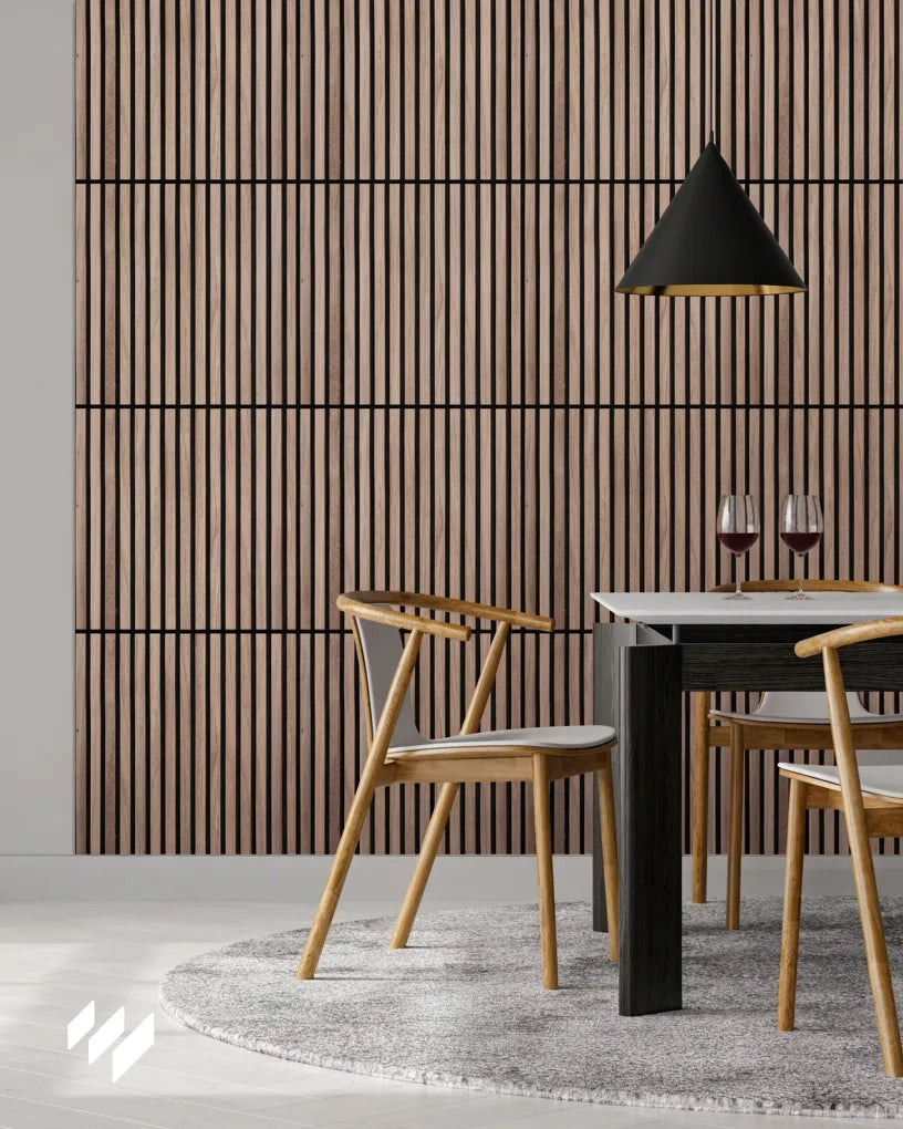 Paneles acústicos autoadhesivos Nogal Natural en pared de salón comedor moderno con mesa de comedor y sillas de madera.