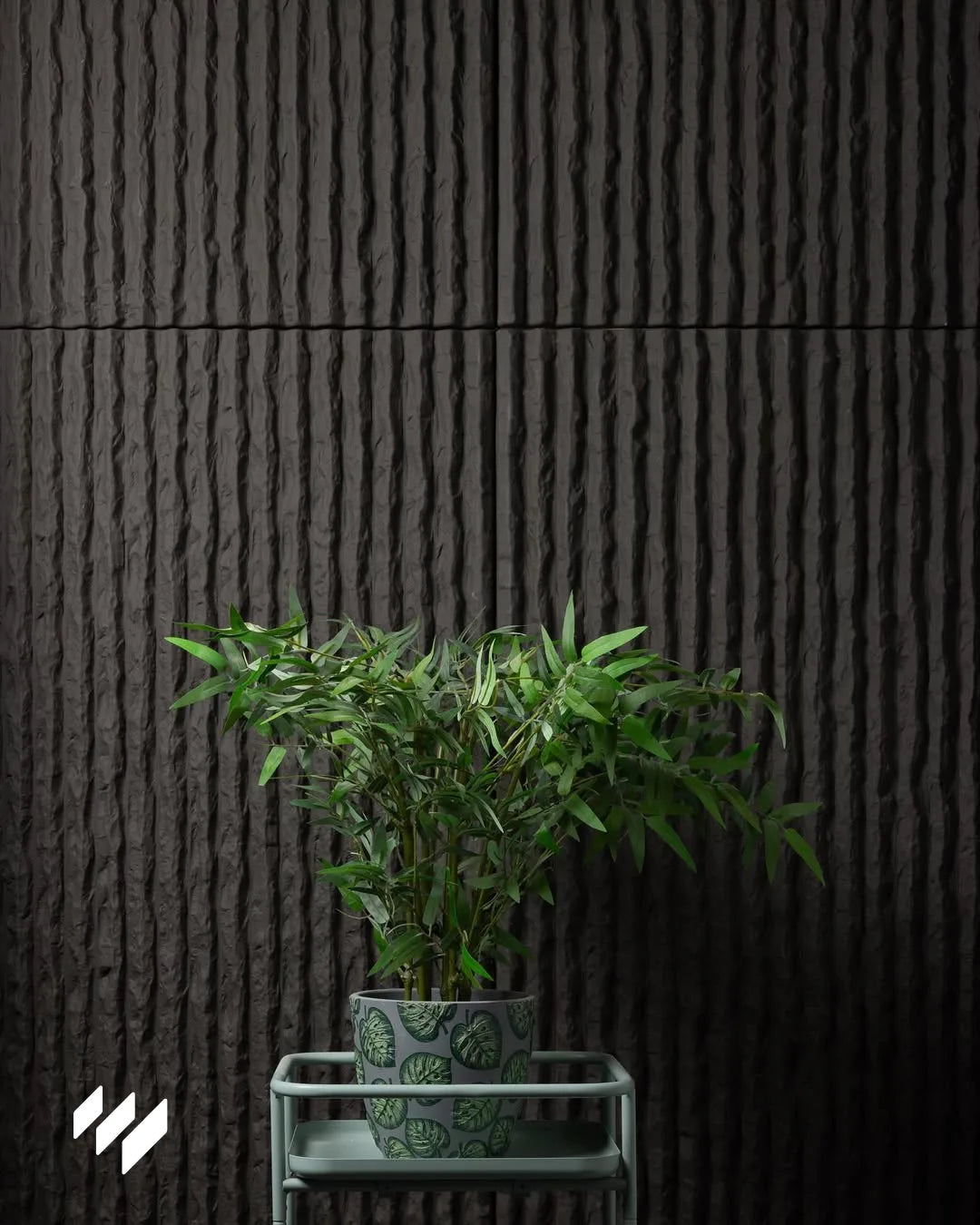 Pared decorativa con Revestimiento de pared efecto piedra acanalada negro de Revestimientos Pared, en un diseño minimalista y moderno para interiores.