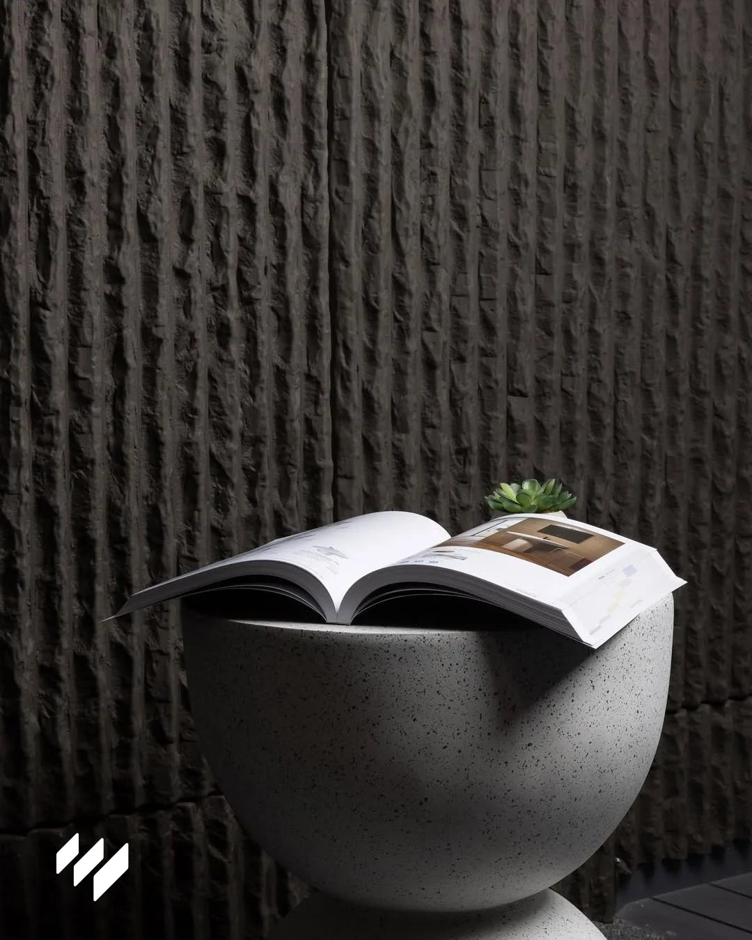 Detalle en primer plano del Revestimiento de pared efecto piedra acanalada negro de Revestimientos Pared, mostrando su textura única en un espacio sofisticado.