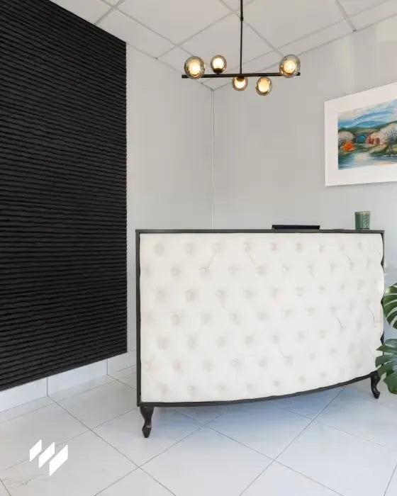 Zona de recepción decorada con Revestimiento de pared efecto piedra acanalada negro de Revestimientos Pared, ofreciendo un ambiente contemporáneo y profesional.