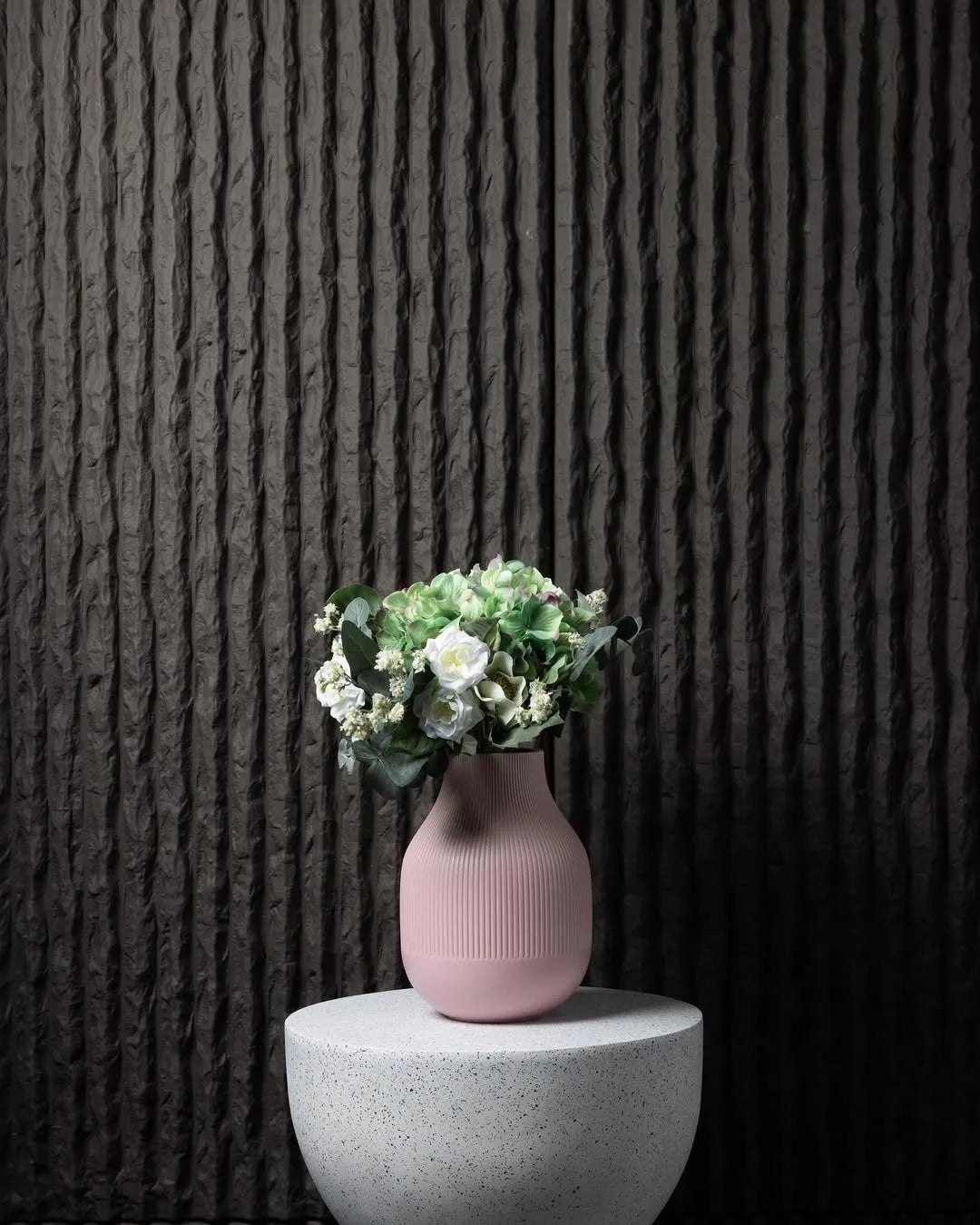 revestimiento-pared-efecto-piedra-acanalada-negro-salon-detalleo