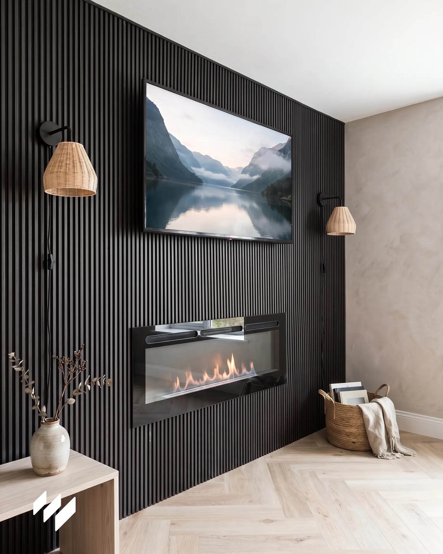 Revestimiento de pared con listones WPC Antracita Metalizado en un salón moderno de Barcelona, con TV suspendida, chimenea eléctrica, apliques de mimbre y suelo de madera clara.