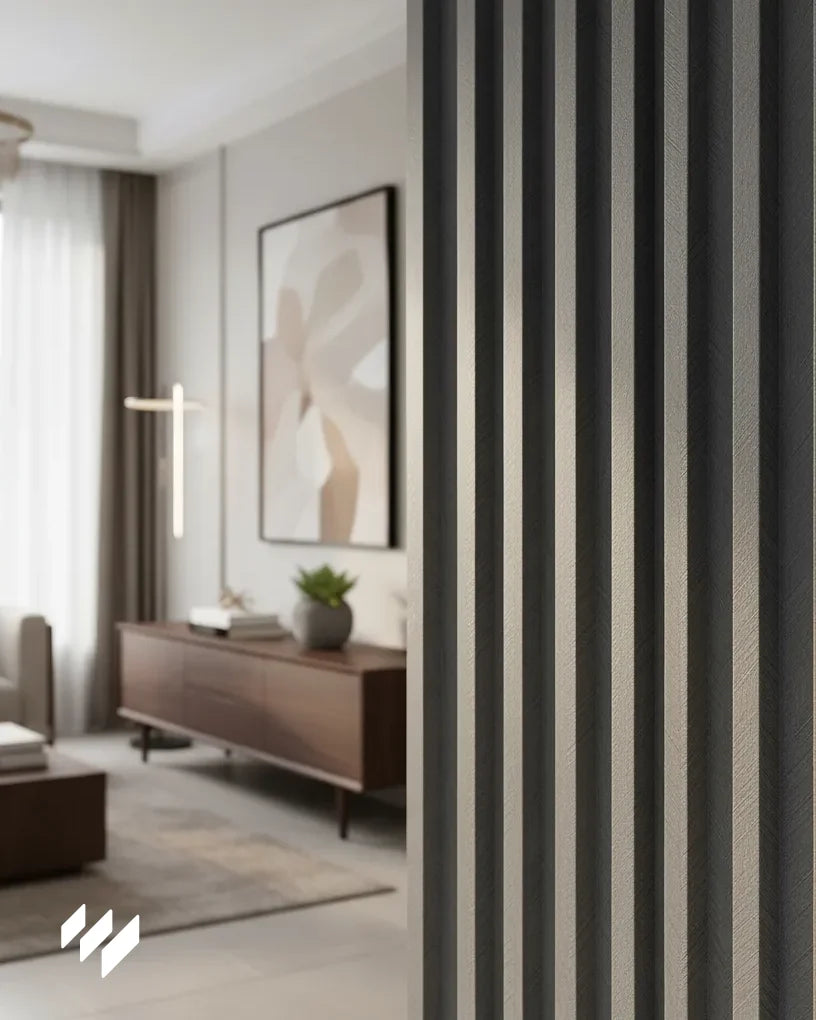 Detalle del revestimiento de pared de listones WPC Gris Carbón Espiga en salón contemporáneo de Madrid, con textura mate y acabado espiga elegante.