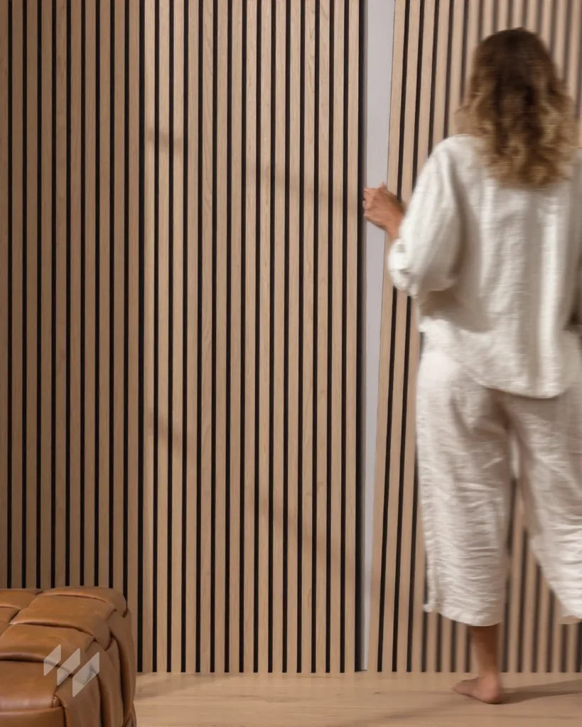 Detalle de instalación del Panel Acústico de Listones Roble Natural de Revestimientos Pared en un salón moderno, ofreciendo ideas de decoración y confort acústico.