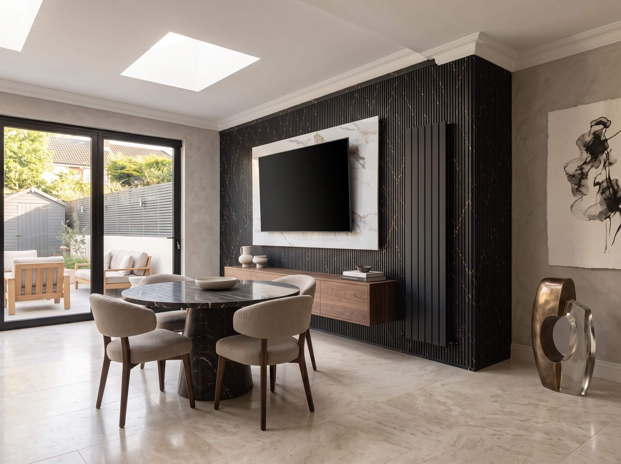 Salón de una villa independiente en Madrid después de instalar revestimiento de pared con listones WPC Mármol Portoro Oro, con zona de televisión, panel efecto mármol blanco, mueble suspendido de madera y comedor moderno junto al jardín.