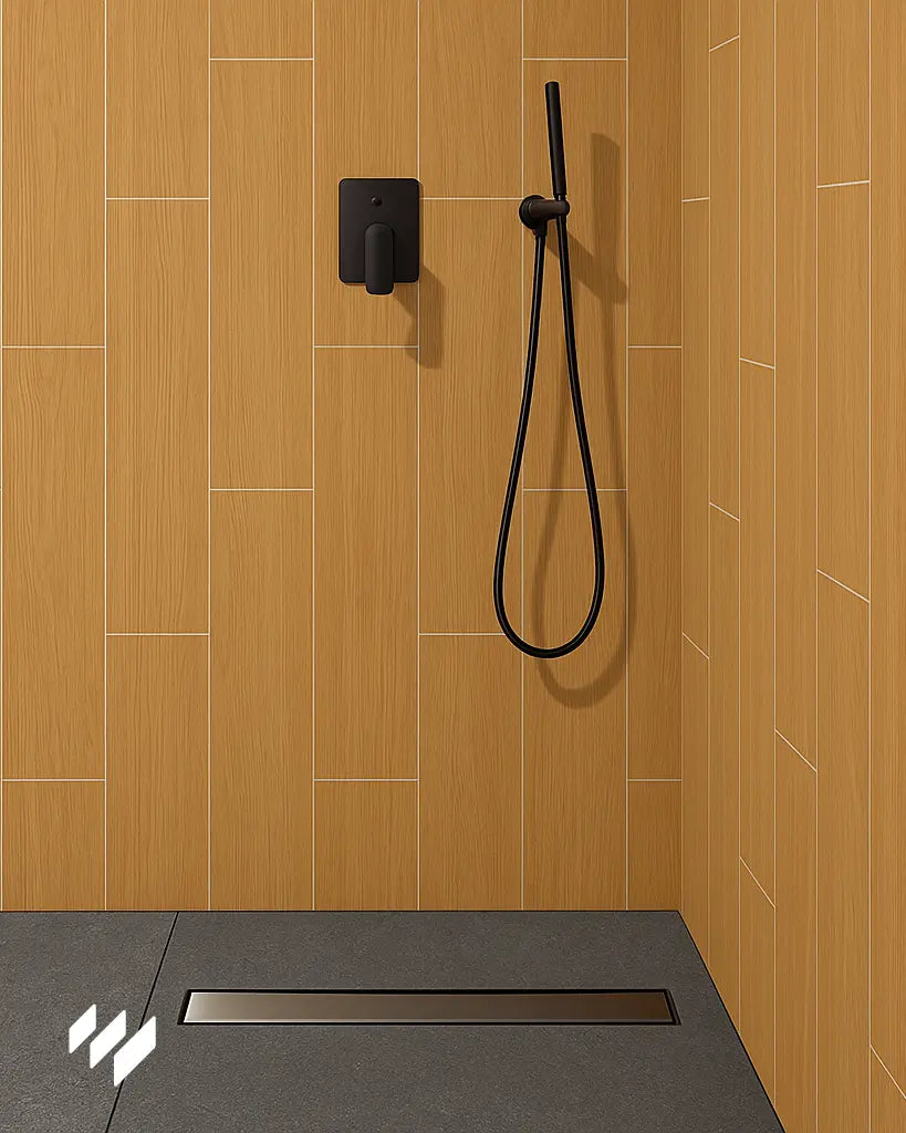 Zona de ducha minimalista con Panel SPC efecto madera cerámica en pared y plato de ducha gris oscuro con desagüe lineal.